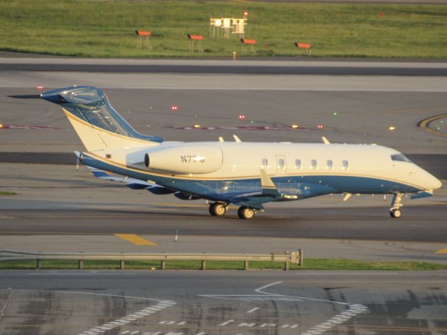 Bombardier Challenger 300 (N7PG)