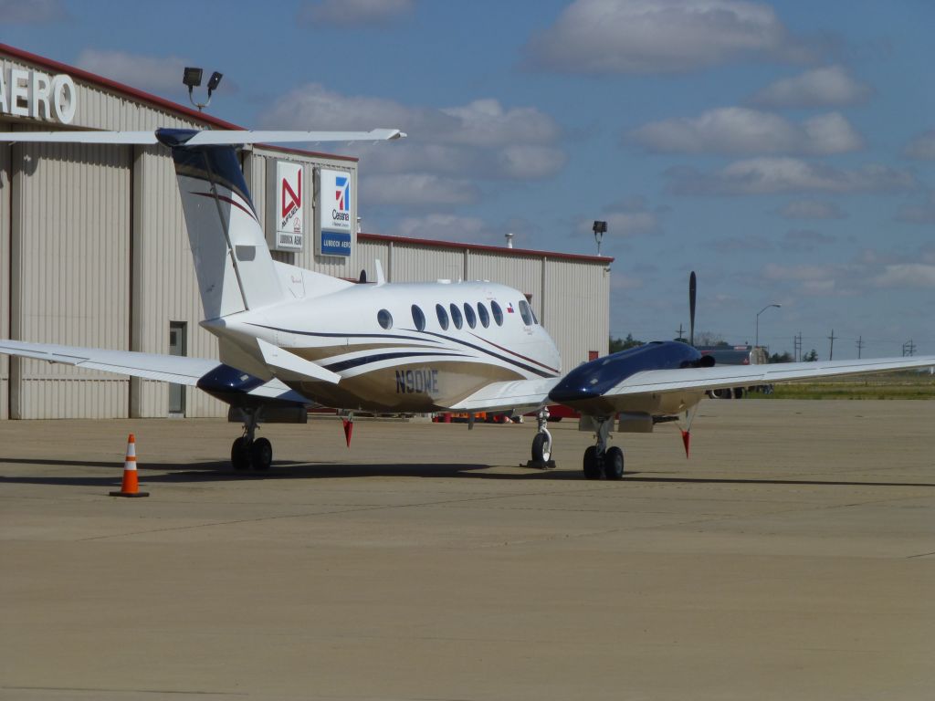 Beechcraft Super King Air 300 (N90WE)