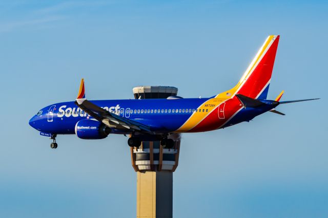 Boeing 737 MAX 8 (N8726H) - A Southwest Airlines 737 MAX 8 landing at PHX on 2/5/23. Taken with a Canon R7 and Tamron 70-200 G2 lens.