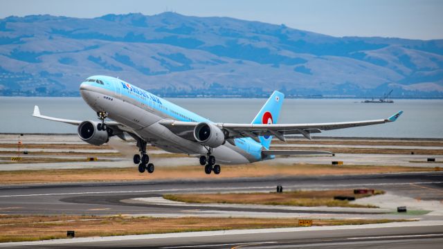 Airbus A330-200 (HL8228)