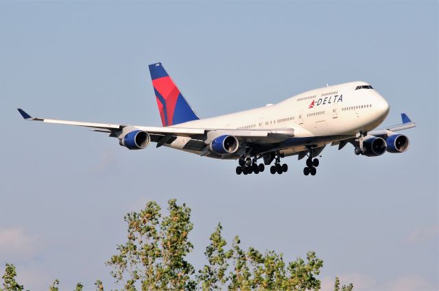 Boeing 747-400 (N668US)