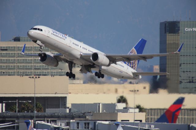 Boeing 757-200 (N14102)