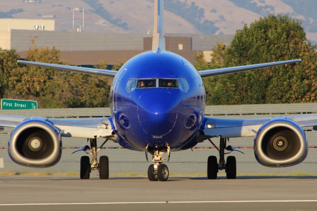 BOEING 737-300 (N654SW)