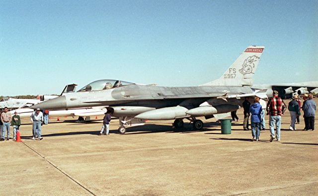 Lockheed F-16 Fighting Falcon —