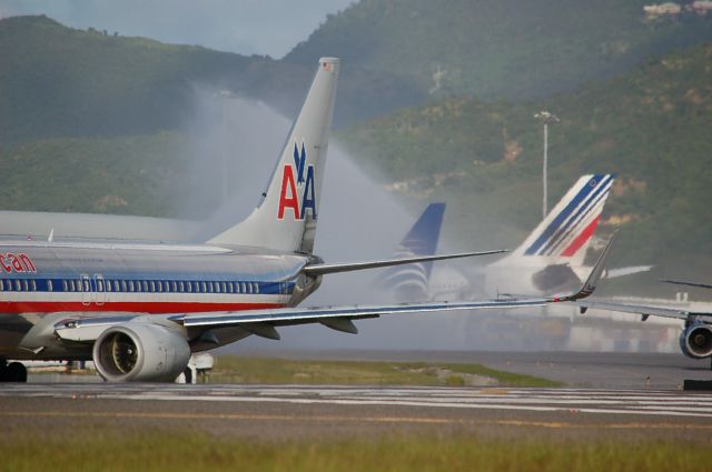 — — - "Welcome shower" for Copa Airlines first visit (Panama City/ Sint-Maarten  18/12/2010)