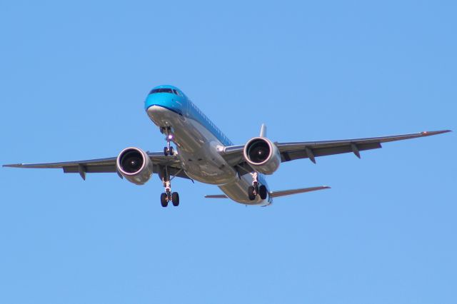 Embraer E190-E2 (PH-NXF) - A KLM E190-E2 on final approach into LHR, landing on runway 09L.br /br /Location: Bath Road, Above the M25.br /Date: 20.06.22 (dd/mm/yy).