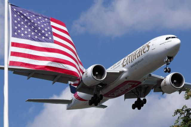 Boeing 777-200 (A6-EWE) - Emirates brought their Boeing 777-200LR today instead of the normal -300ER.