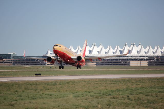 Boeing 737-700 (N792SW) - Departing runway 25