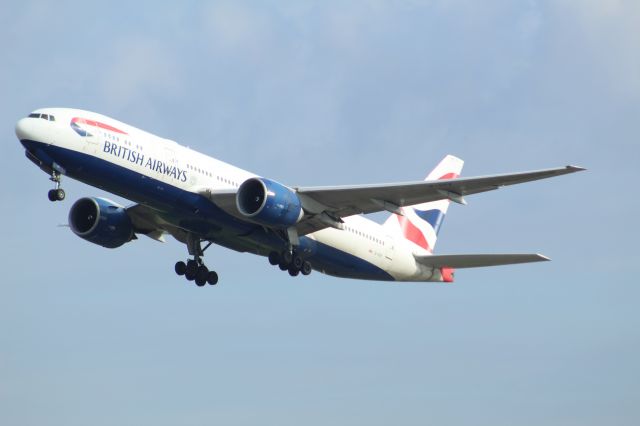 Boeing 777-200 (G-VIIY) - A British Airways B777-200 taking off from LHR, on runway 27L.br /br /Location: Heathrow T5 spotting point.br /Date: 12.10.22 (dd/mm/yy).