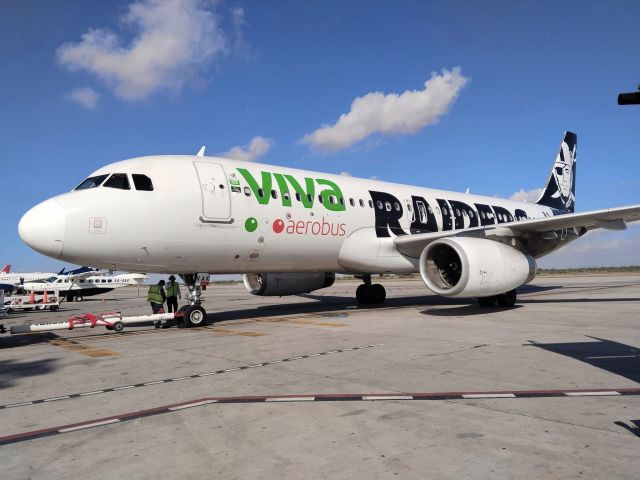 Airbus A320 (XA-VAK)