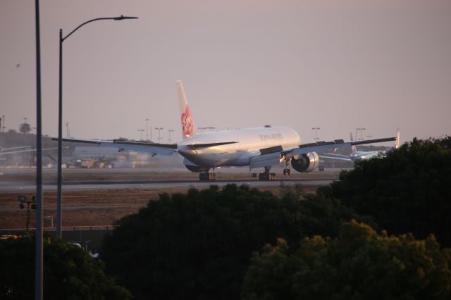 BOEING 777-300ER (B-18001)
