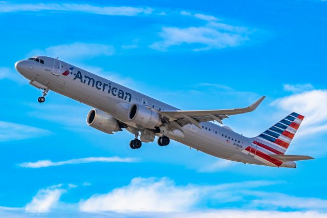 Airbus A321neo (N418AN) - American Airlines A321 neo taking off from PHX on 11/28/22. Taken with a Canon 850D and Tamron 70-200 G2 lens.