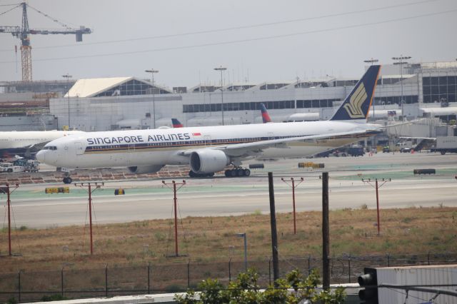 BOEING 777-300ER (9V-SWS)