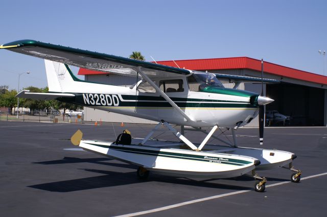 Cessna Skyhawk (N328DD)