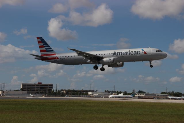 Airbus A321 (N584UW) - Landing on Miamis Runway 12.