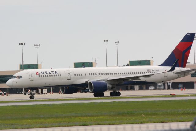 Boeing 757-200 (N667DN) - Delta Flight 1297 (N667DN) taxis for departure at Sarasota-Bradenton International Airport