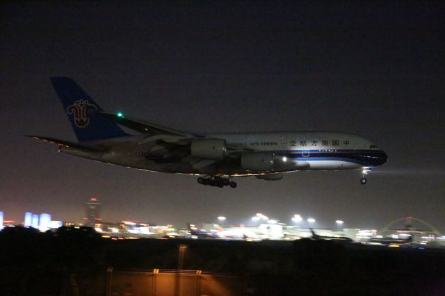 Airbus A380-800 —