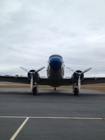 Douglas DC-3 (N28AA)