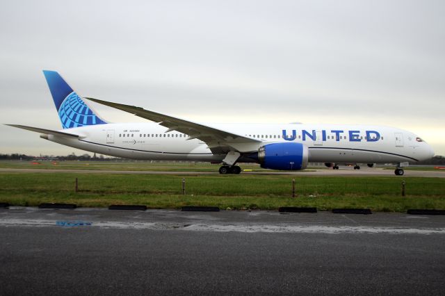Boeing 787-9 Dreamliner (N29989) - Taxiing to depart rwy 09R on 8-Jan-25 operating flight UAL26 to KDEN.