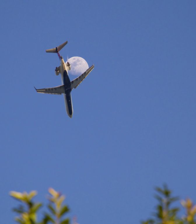 McDonnell Douglas MD-88 — - You cant plan this. I was several miles from the airport. No pixel editing. 