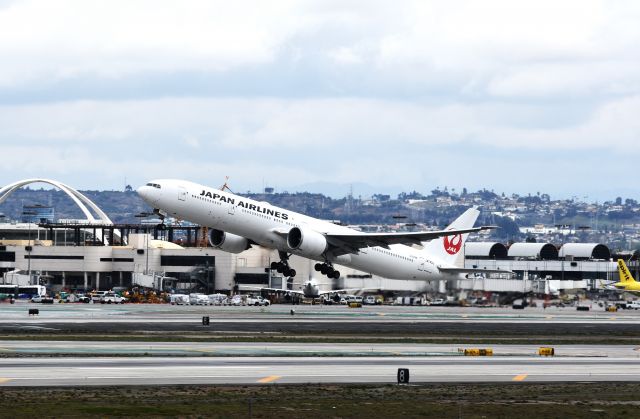 BOEING 777-300ER (JA740J)