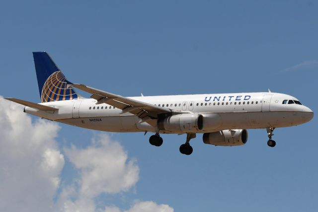 Airbus A320 (N421UA)