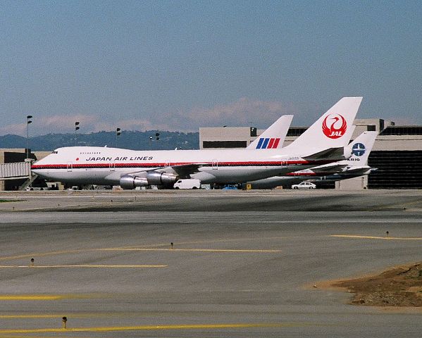 Boeing 747-200 (JA8155) - KLAX - JA8155 arriving at the Tom Bradley terminal at LAX