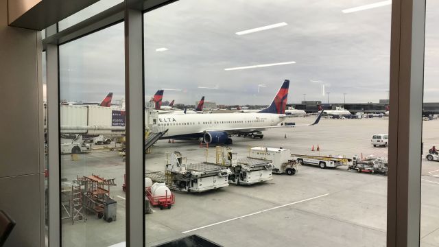 Boeing 737-700 (N814DN) - About to board for a flight to RIC