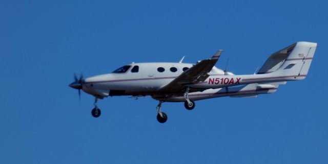 Adam A-500 (N510AX) - About to touch down is this 2006 Adam Aircraft Industries A-500 CarbonAero in the Autumn of 2024.