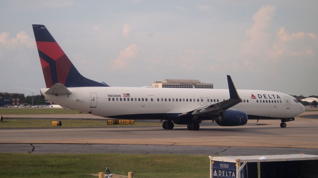 Boeing 737-900 (N808DN)