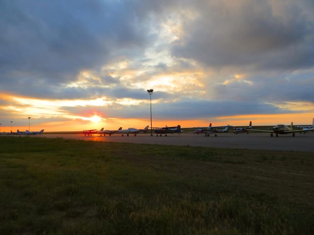 — — - Sunset on the ramp at Front Range looking back at KDEN