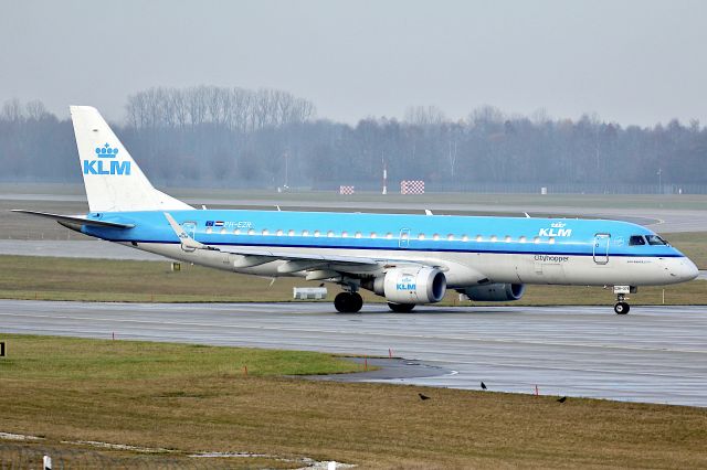 Embraer ERJ-190 (PH-EZR)