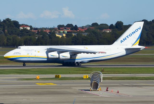 Antonov An-12 (UR-82008)