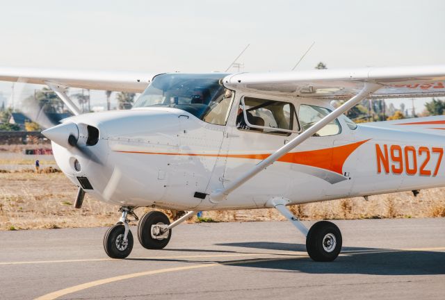 Cessna Skyhawk (N9027H)