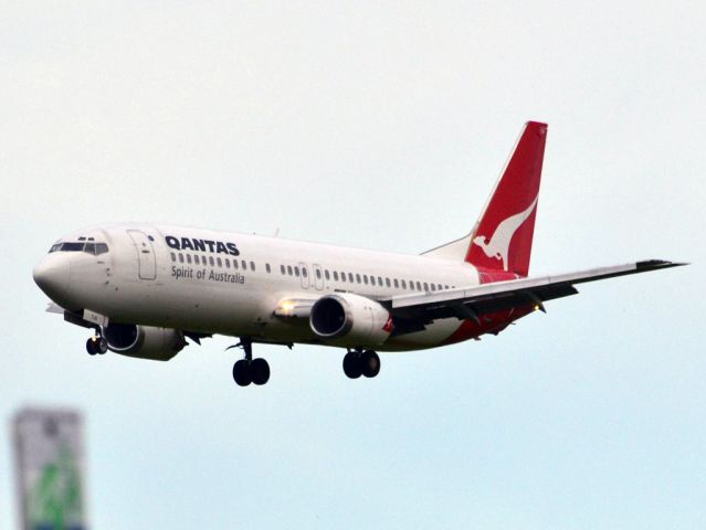 BOEING 737-400 (VH-TJS) - A Qantas old girl on short finals for runway 05. Thursday 12th July 2012.