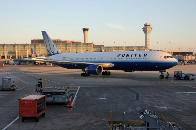 BOEING 767-300 (N655UA) - One of the few tulips remaining