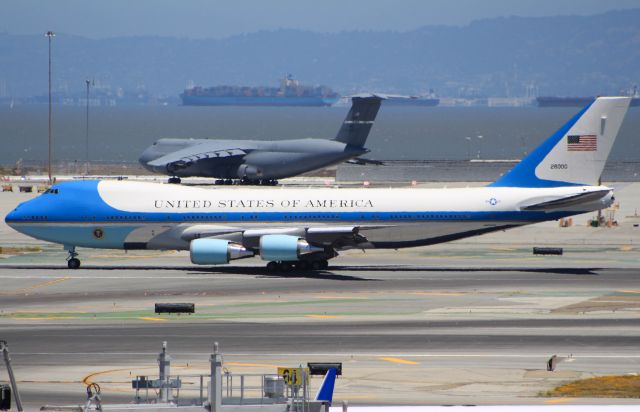 Boeing 747-200 (N28000)