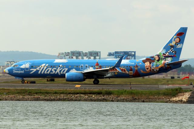 Boeing 737-800 (N537AS)