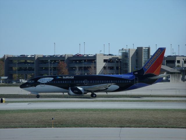 BOEING 737-300 (N334SW) - Taxiing to the runway, Glad you came back to Des Moines Shamu!