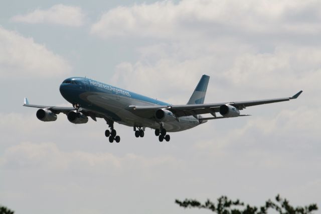 Airbus A340-300 (LV-CSF)