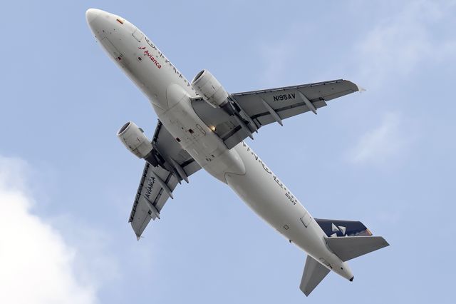 Airbus A320 (N195AV)