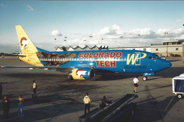 BOEING 737-300 (N952WP)