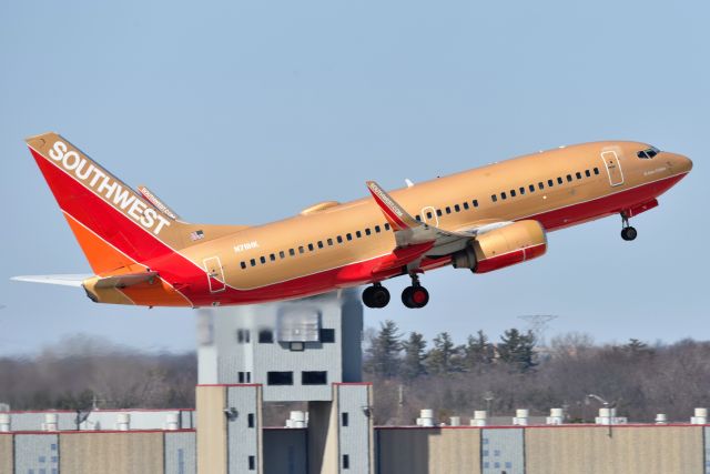 Boeing 737-700 (N711HK) - 5-L departure