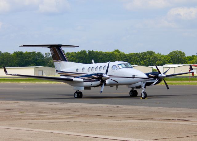 Beechcraft Super King Air 200 (N556AL) - At Downtown Shreveport.