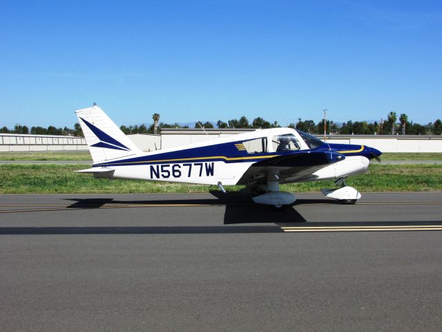 Piper Cherokee (N5677W) - Taxiing at Fullerton