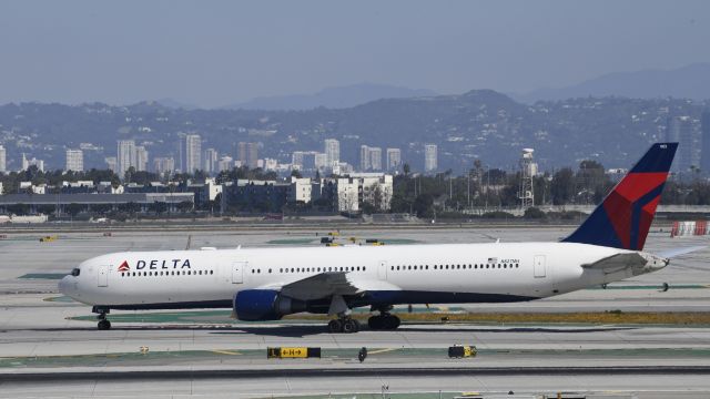 BOEING 767-400 (N827MH) - Arrived at LAX on 25L