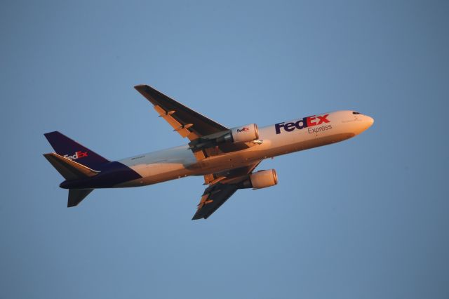 BOEING 767-300 (N182FE)