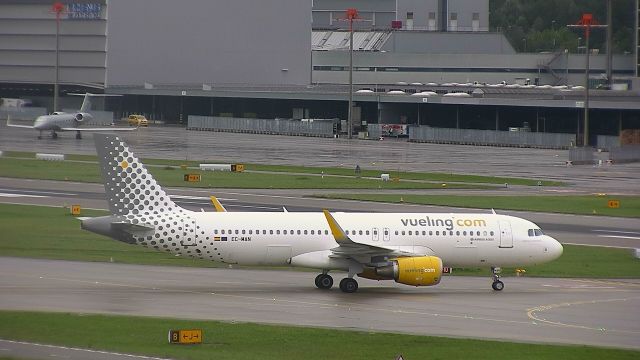 Airbus A320 (EC-MAN) - ...landing from Porto