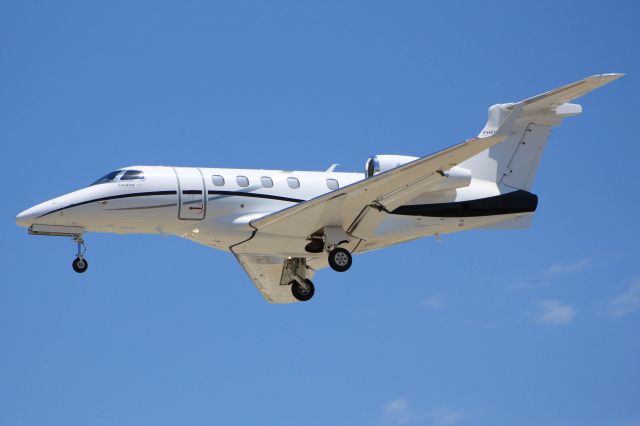 Embraer Phenom 300 —