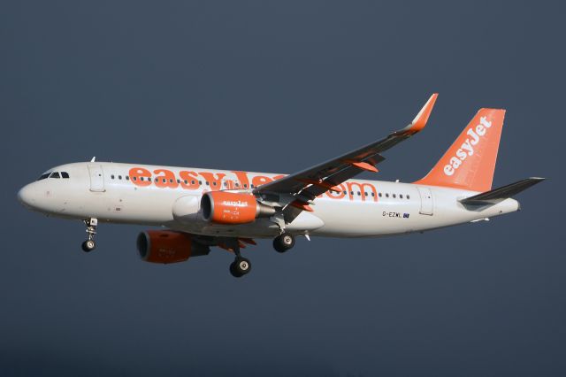 Airbus A320 (G-EZWL)